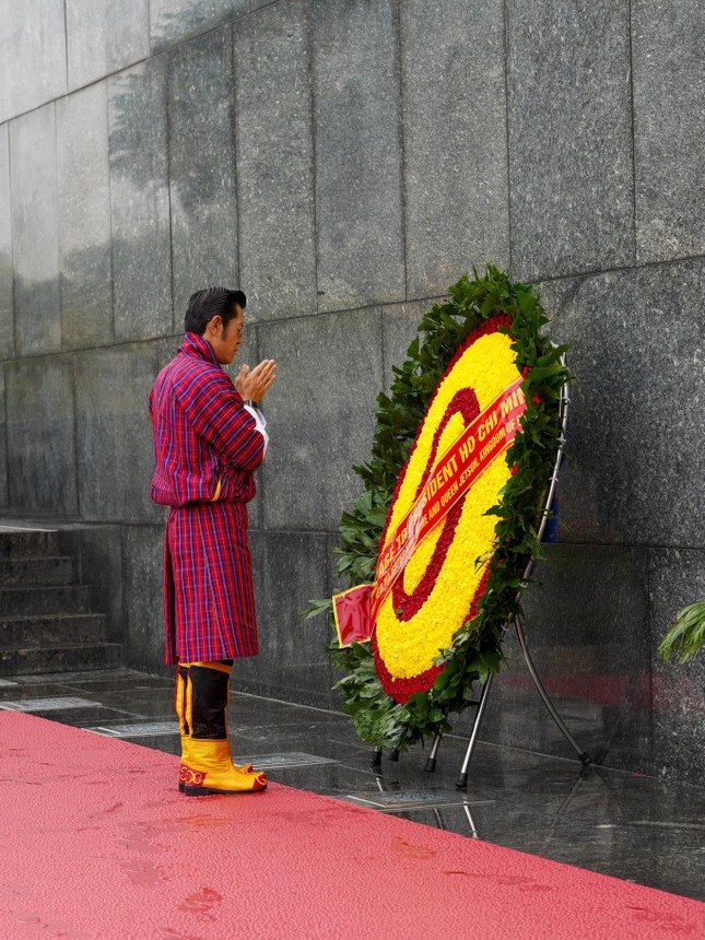 Quốc vương Bhutan Jigme Khesar Namgyel Wangchuck đặt vòng hoa tưởng niệm trước lúc vào lăng viếng Chủ tịch Hồ Chí Minh