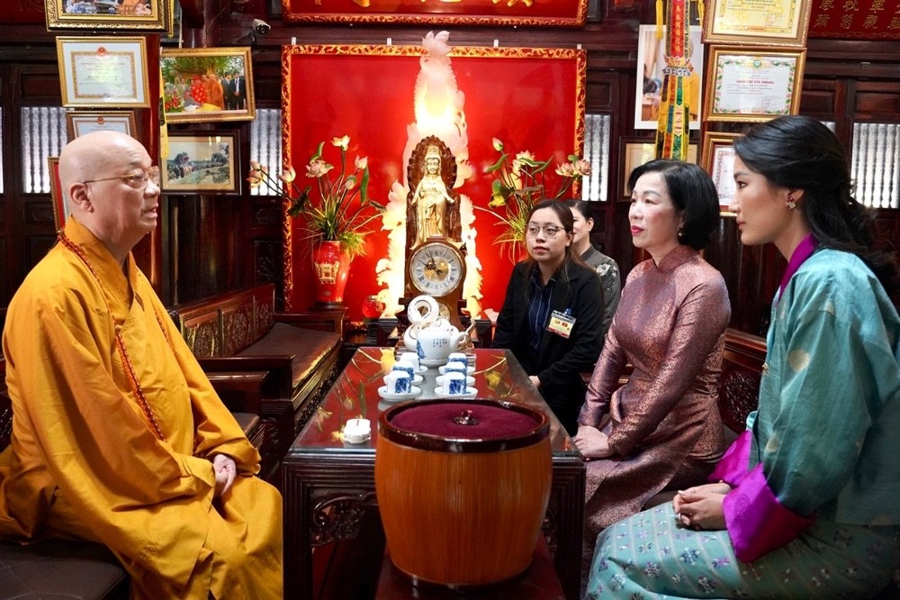 Thượng tọa Thích Thanh Nhã, Trụ trì chùa Trấn Quốc trò chuyện cùng Phu nhân Chủ tịch nước Lương Cường và Hoàng hậu Bhutan tại chùa Trấn Quốc