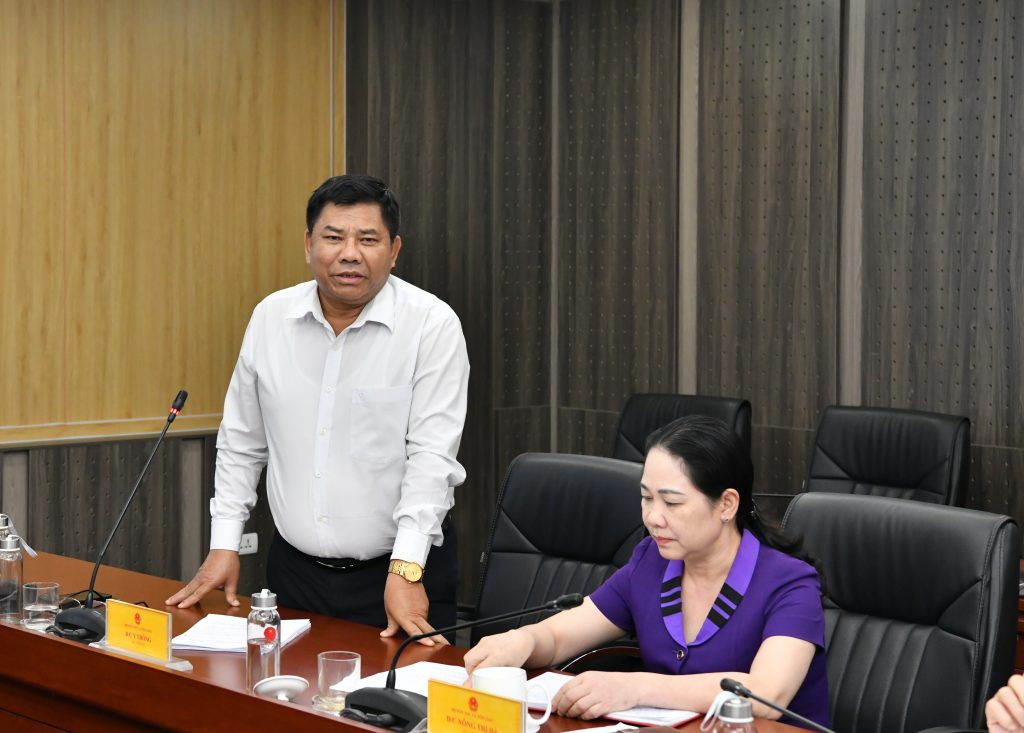Thứ trưởng Y Thông phát biểu