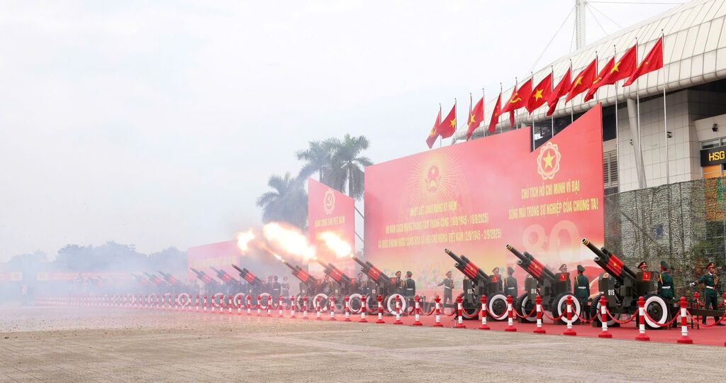 15 khẩu đại bác đồng loạt khai hỏa, mở màn Lễ kỷ niệm diễu binh, diễu hành 80 năm Quốc khánh