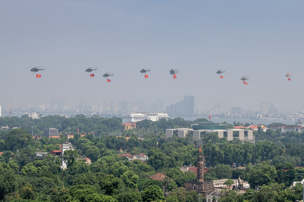 Biên đội trực thăng Mi-171, Mi-17, Mi-8 mang cờ Tổ quốc và cờ Đảng tung bay trên Quảng trường Ba Đình lịch sử