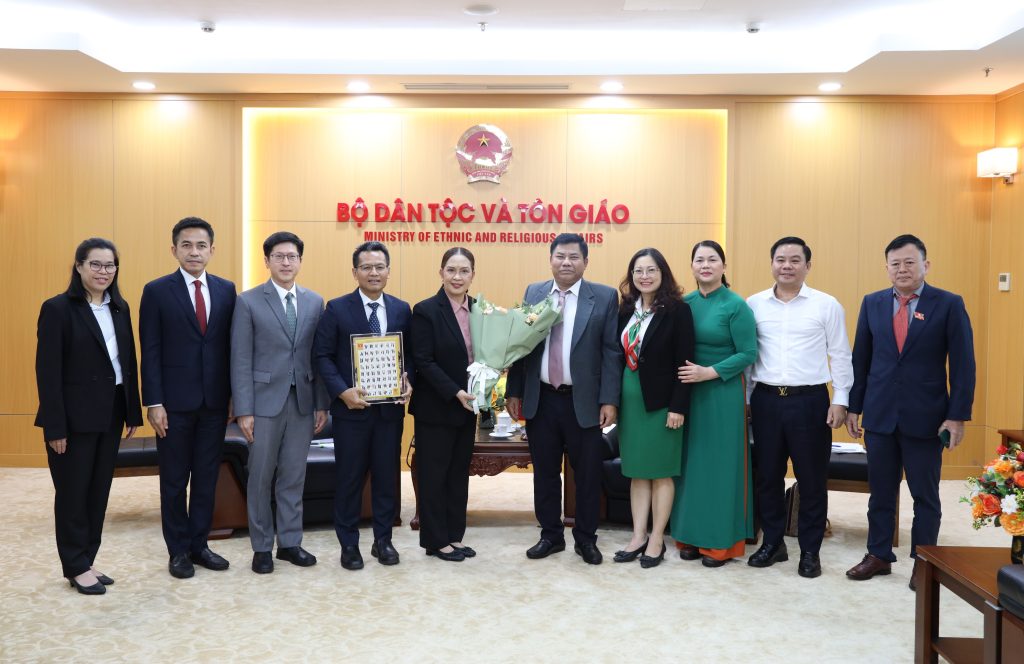 Thứ trưởng Y Thông trao quà lưu niệm tặng đoàn công tác Thái Lan