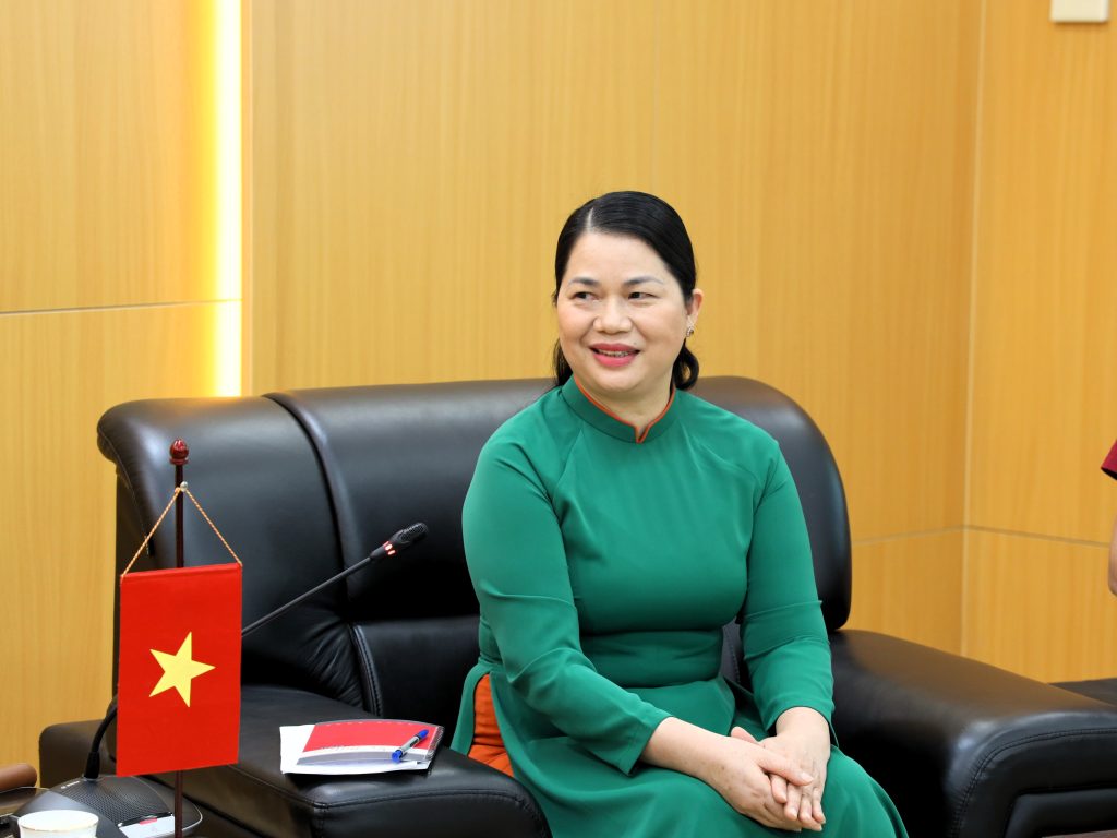 Vụ trưởng Vụ Hợp tác quốc tế, Bộ Dân tộc và Tôn giáo Hoàng Thị Lề thông tin tại Hội đàm