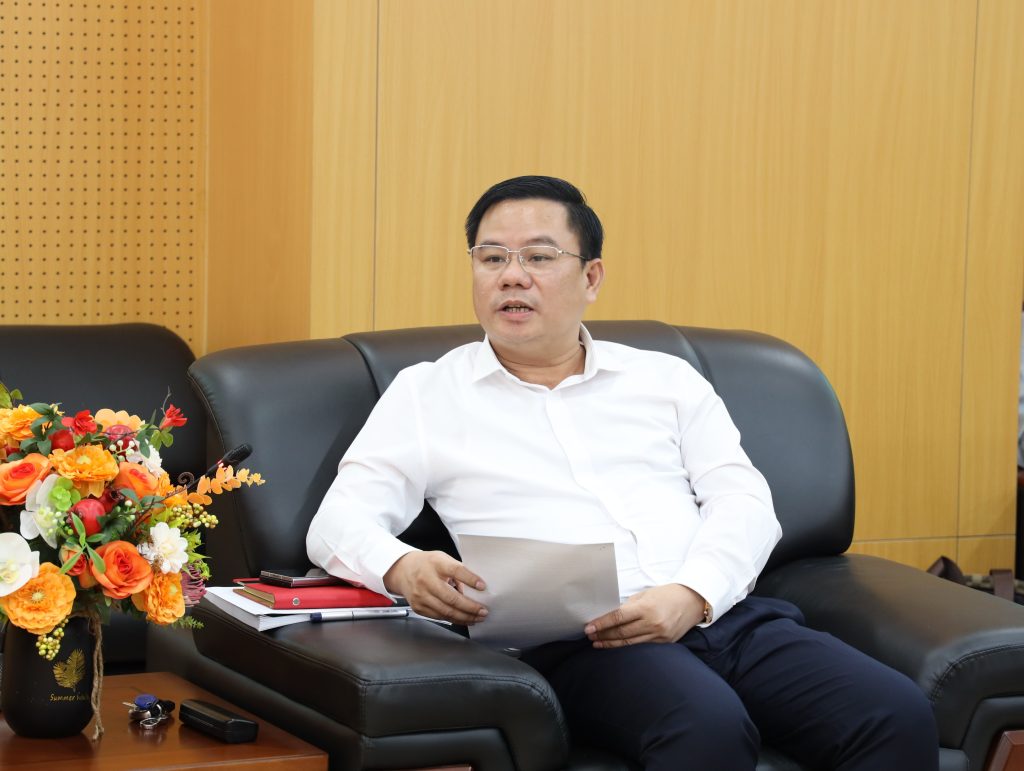 Phó Vụ trưởng Vụ Chính sách Đào Xuân Quy trao đổi tại Hội đàm
