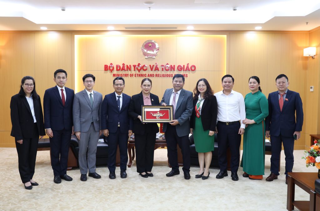 Trưởng đoàn Thái Lan trao quà lưu niệm tặng Thứ trưởng Y Thông