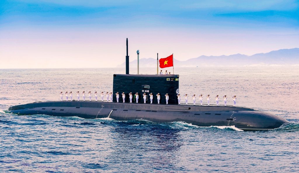 Tàu ngầm Kilo 636 trong đội hình diễu binh trên biển