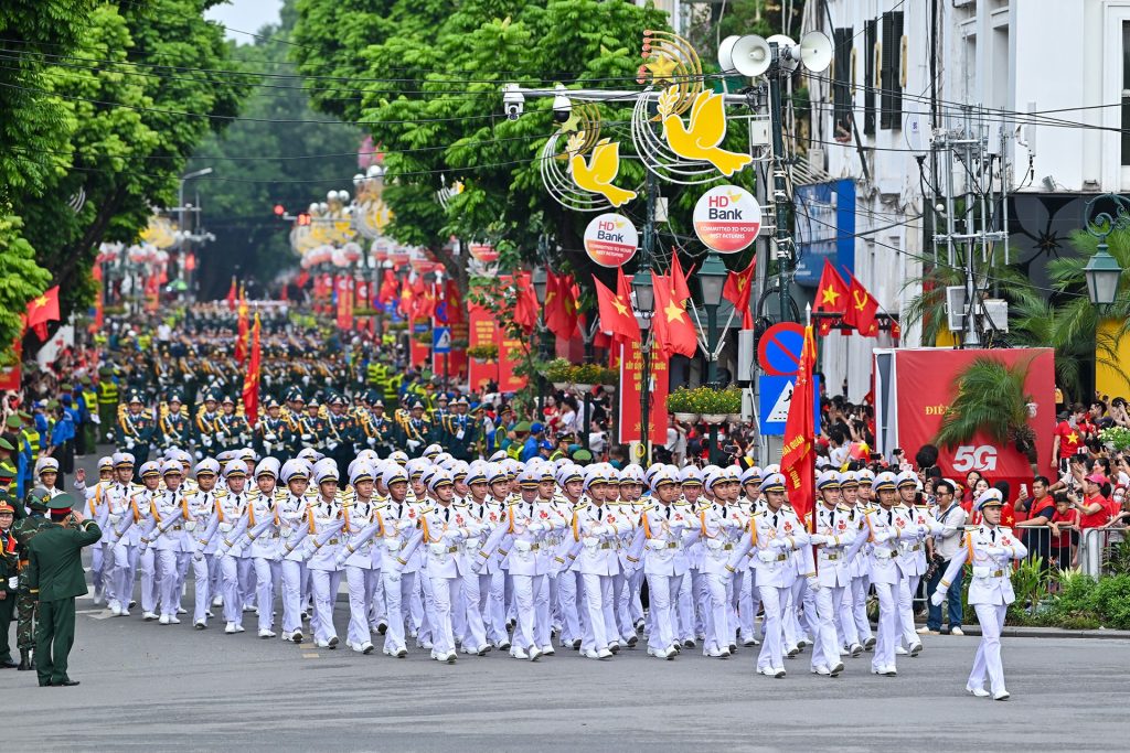 Các khối di chuyển từ Tràng Tiền qua Nhà hát Lớn