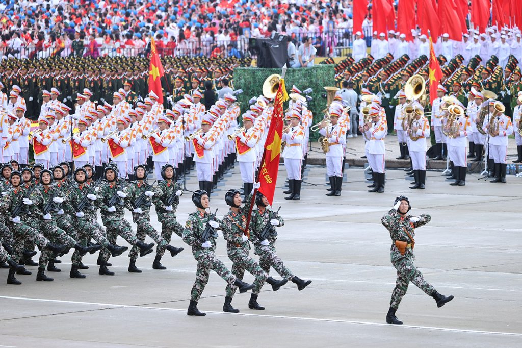 Khối chiến sĩ Tăng thiết giáp tiến vào Lễ đài