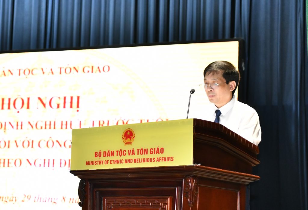 Ông Nguyễn Tiến Phúc, Phó Vụ trưởng Vụ Tổ chức Cán bộ công bố các quyết định nghỉ hưu, nghỉ thôi việc theo Nghị định 178
