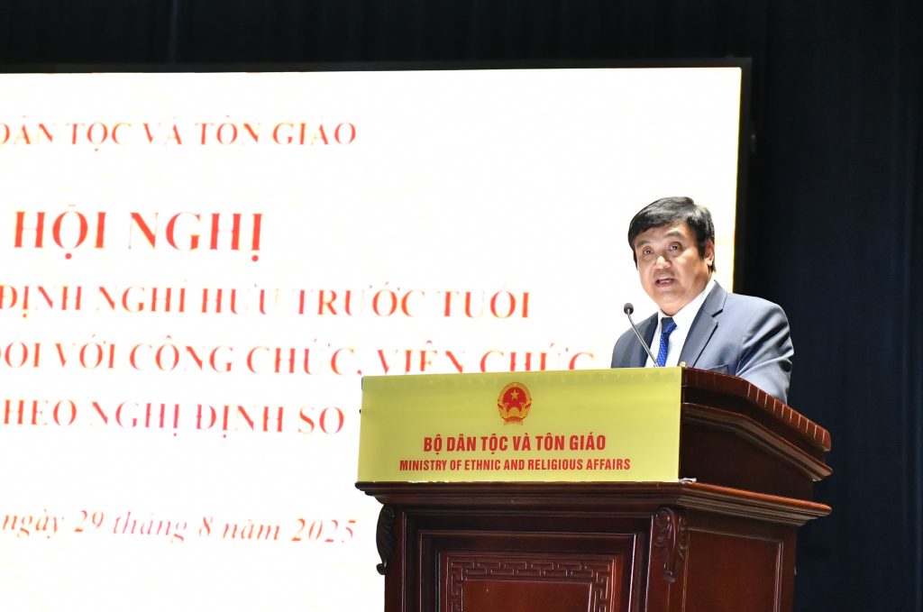 Phó Vụ trưởng Vụ Hợp tác Quốc tế Hoàng Văn Bình thay mặt cán bộ, công chức nghỉ hưu trước tuổi, nghỉ thôi việc phát biểu