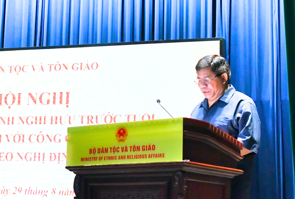 Thứ trưởng Y Thông phát biểu