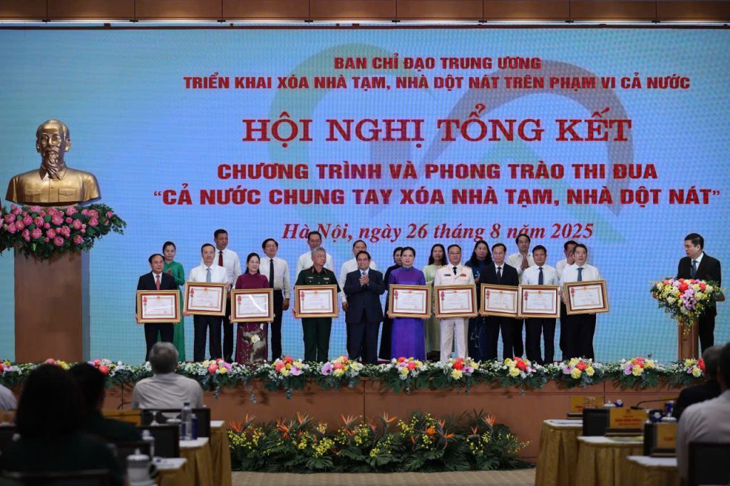 Thủ tướng Phạm Minh Chính tặng Huân chương Lao động hạng Ba cho các tập thể, cá nhân có thành tích đặc biệt xuất sắc trong việc thực hiện chương trình, phong trào thi đua “Cả nước chung tay xóa nhà tạm, nhà dột nát”