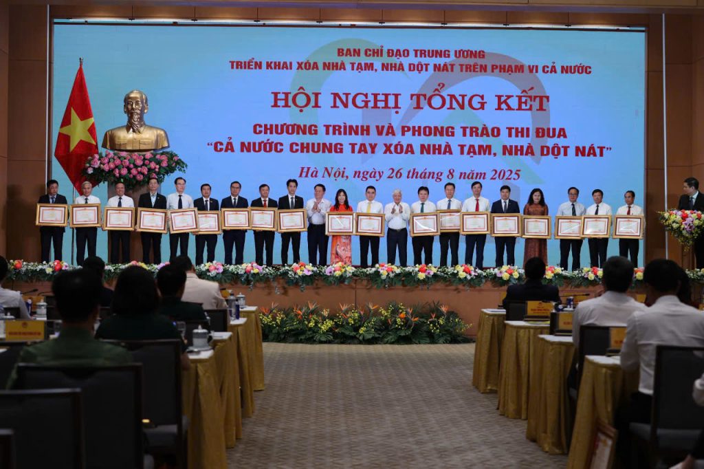 Chủ tịch Ủy ban Trung ương Mặt trận Tổ quốc Việt Nam Đỗ Văn Chiến và Trưởng Ban Tuyên giáo và Dân vận Trung ương Nguyễn Trọng Nghĩa tặng Bằng khen của Thủ tướng Chính phủ cho các cá nhân, tập thể có nhiều đóng góp cho chương trình và phong trào thi đua