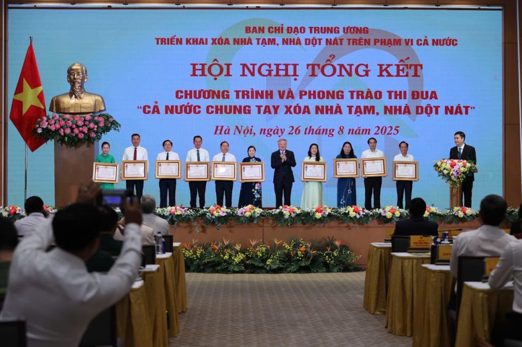 Phó Thủ tướng Thường trực Nguyễn Hòa Bình tặng Huân chương Lao động hạng Ba cho các tập thể, cá nhân có thành tích đặc biệt xuất sắc trong việc thực hiện chương trình, phong trào thi đua