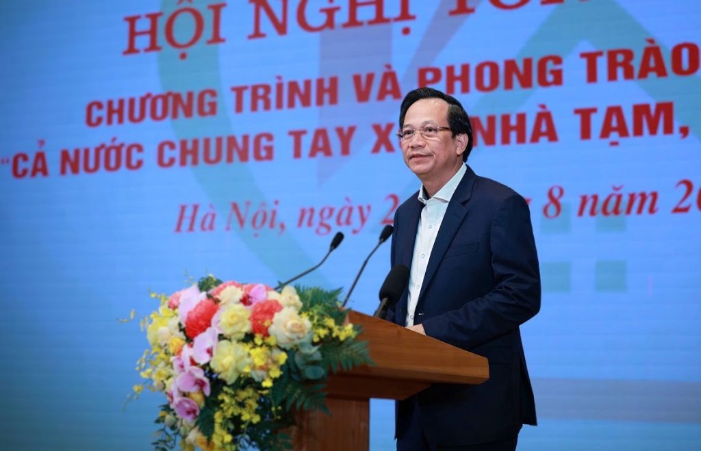Ủy viên Trung ương Đảng, Bộ Trưởng Bộ Dân tộc và Tôn giáo Đào Ngọc Dung báo cáo kết quả thực hiện Chương trình phát động hỗ trợ xóa nhà tạm, nhà dột nát trên phạm vi cả nước