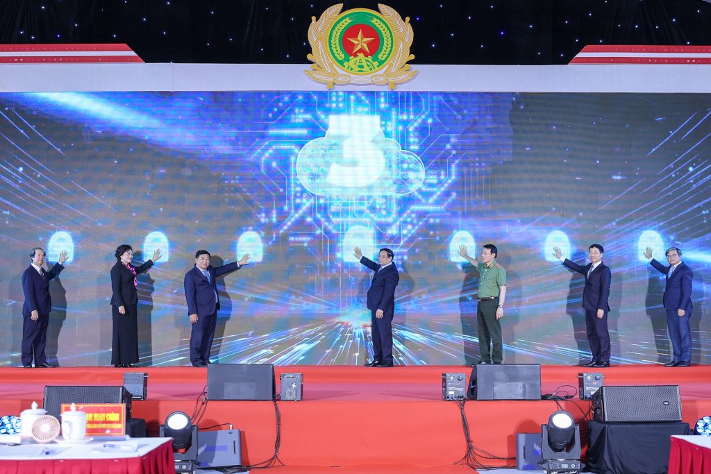 Thủ tướng và các đại biểu ấn nút khai trương Trung tâm dữ liệu quốc gia số 1