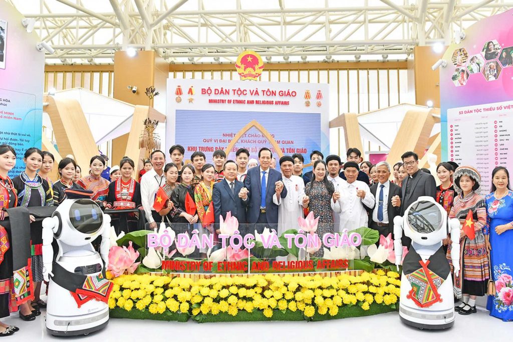 Bộ trưởng Đào Ngọc Dung chụp ảnh lưu niệm với đại diện các dân tộc, tôn giáo tại không gian trưng bày của Bộ Dân tộc và Tôn giáo