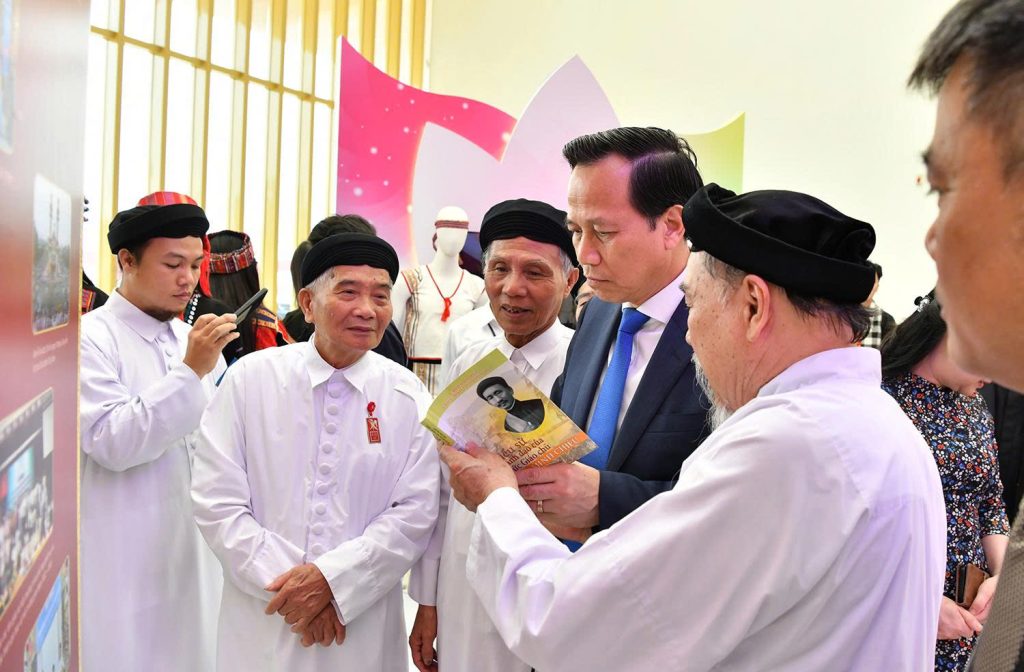 Bộ trưởng Bộ Dân tộc và Tôn giáo Đào Ngọc Dung cùng các chức sắc tôn giáo tại khu trưng bày chuyên đề về công tác tôn giáo