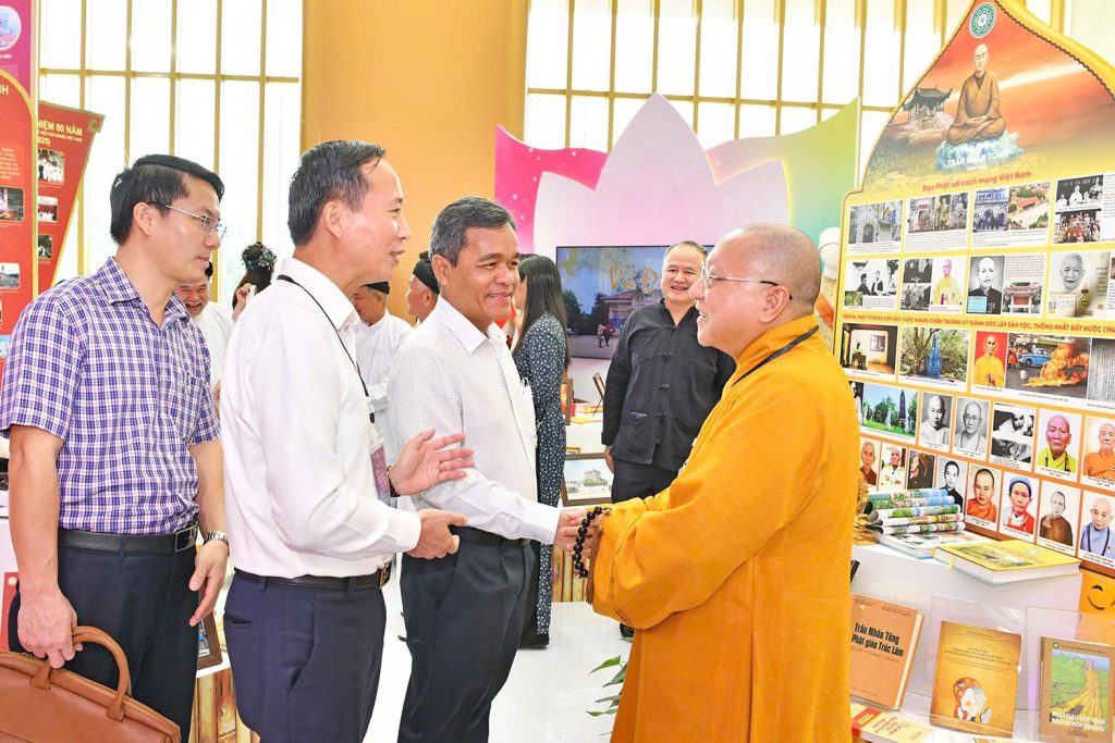 Thứ trưởng Thường trực Bộ Dân tộc và Tôn giáo Hồ Văn Niên cùng các đại biểu tìm hiểu thông tin tại khu vực trưng bày chuyên đề về công tác tôn giáo