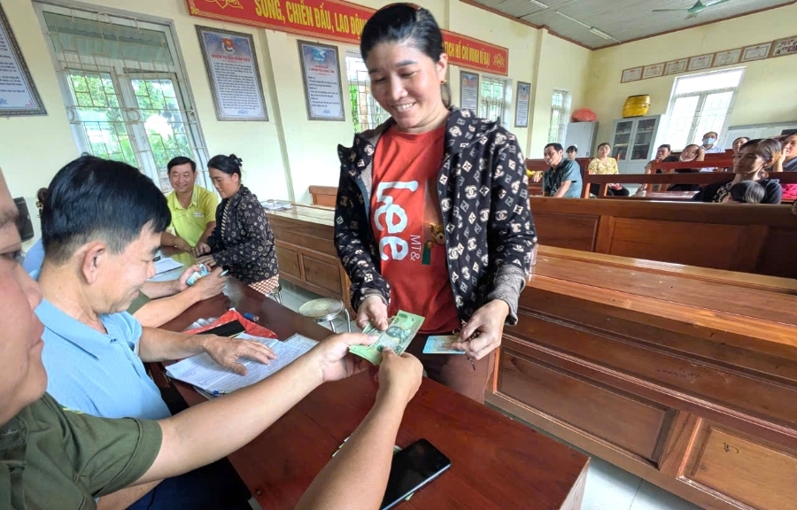 Niềm vui của người dân xã miền núi Thanh Kỳ khi đượcnhận món quà đặc biệt nhân dịp kỷ niệm 80 năm Cách mạng Tháng Tám và Quốc khánh 2/9. (ảnh PV)