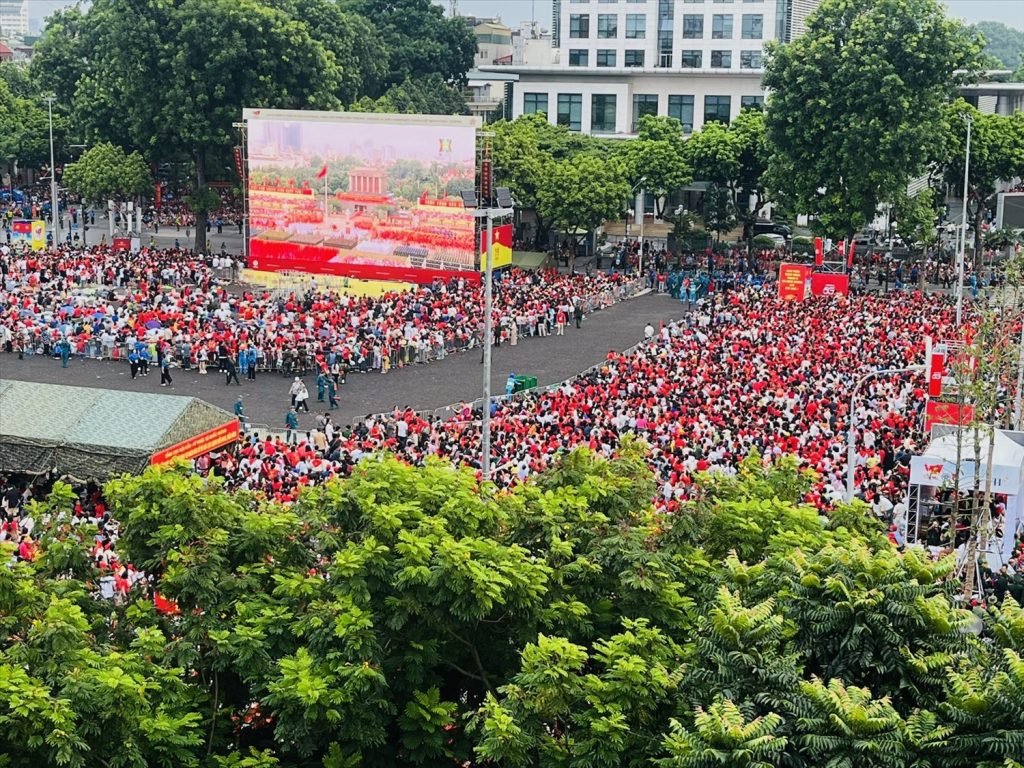 Người dân náo nức chờ đợi buổi lễ diễu binh, diễu hành. Ảnh Đỗ Cường