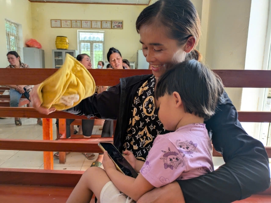 Em nhỏ háo hức theo mẹ đến hội trường nhận quà. Người dân xã miền núi Thanh Kỳ phấn khởi xếp hàng nhận quà Quốc khánh 2/9 .(ảnh PV)