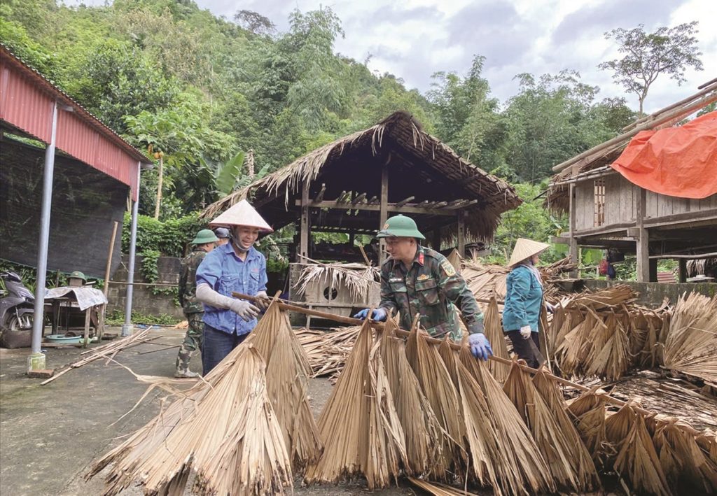 Quân và dân đồng lòng, làm nên kỳ tích xóa nhà tạm, nhà dột nát trên phạm vi cả nước. Quân và dân đồng lòng, làm nên kỳ tích xóa nhà tạm, nhà dột nát trên phạm vi cả nước