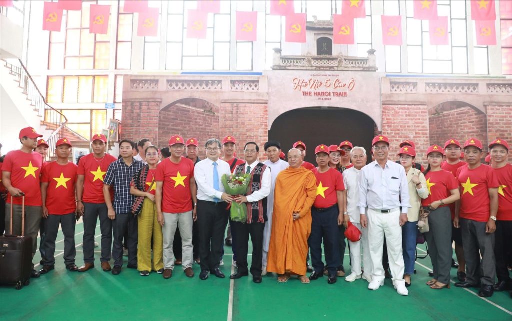 Thay mặt lãnh đạo TP Hà Nội, Phó Chủ tịch UBND TP Hà Nội Trương Việt Dũng đã đón, tiếp Đoàn đại biểu TP Đà Nẵng đến Hà Nội tham dự Lễ kỷ niệm 80 Cách mạng tháng Tám thành công và Quốc khánh 2/9 tại Ga Hà Nội (Ảnh: Kinhtedothi.vn)