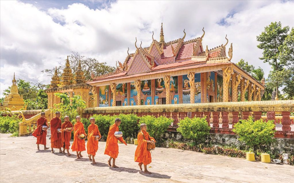 Nhờ sự đổi mới về chính sách, đời sống tín ngưỡng, tôn giáo ở Việt Nam đã phát triển mạnh mẽ cả về quy mô và chiều sâu. Trong ảnh: Một góc chùa Khmer Nam Bộ. Ảnh: TL