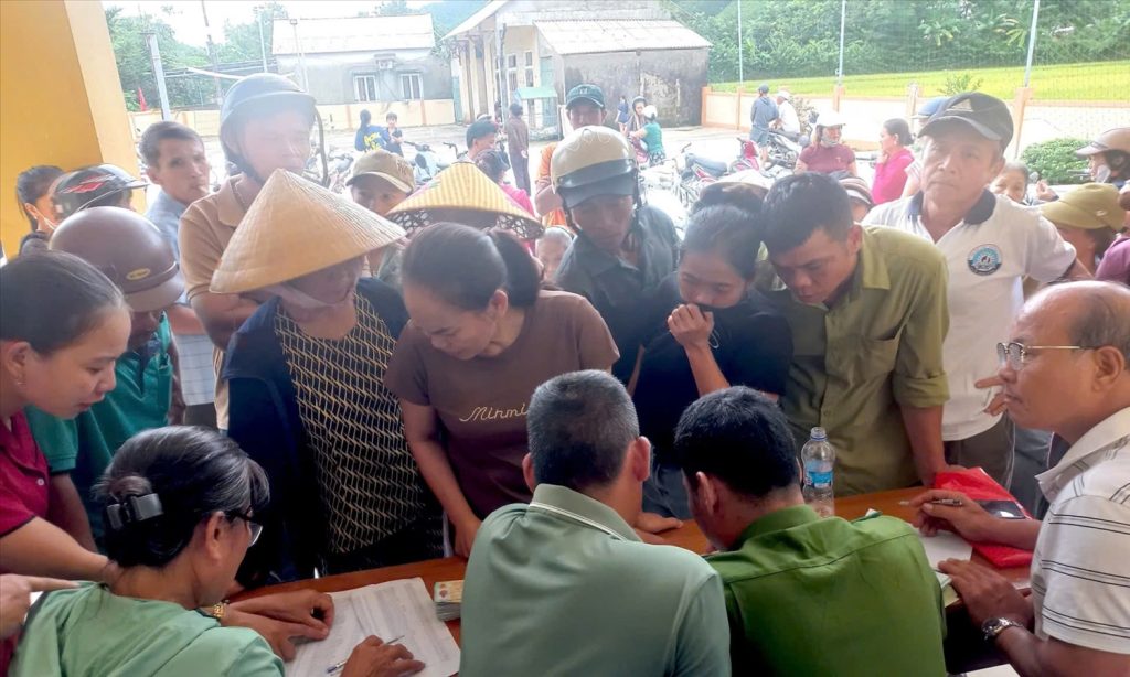 Đồng bào DTTS ở xã Ba Lòng (Quảng Trị) nhận quà tặng 100.000 đồng/người nhân dịp kỷ niệm 80 năm Cách mạng Tháng Tám và Quốc khánh 2/9. (Ảnh: CTV)