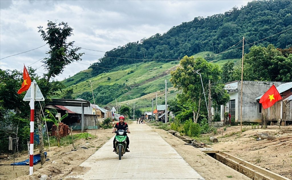 Cơ sở hạ tầng của xã Krong được Nhà nước quan tâm đầu tư khang trang. (Ảnh T.N)