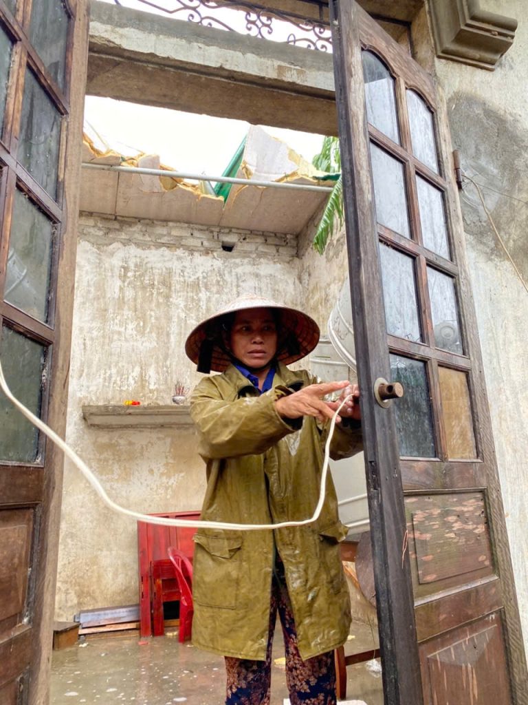 Trong đêm đón bão Kajiki, bà Cao Thị Sáu ở xóm 4 xã An Châu quặn thắt khi chứng kiến tổ ấm gia đình bị bão đánh tan - Ảnh: Thanh Hải