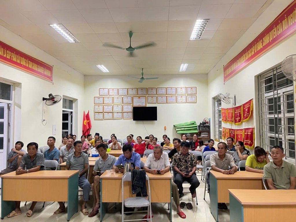 Người dân xã biên giới Tam Chung (huyện Mường Lát cũ) làm thủ tục nhận quà tặng Quốc khánh 2/9.(ảnh PV)