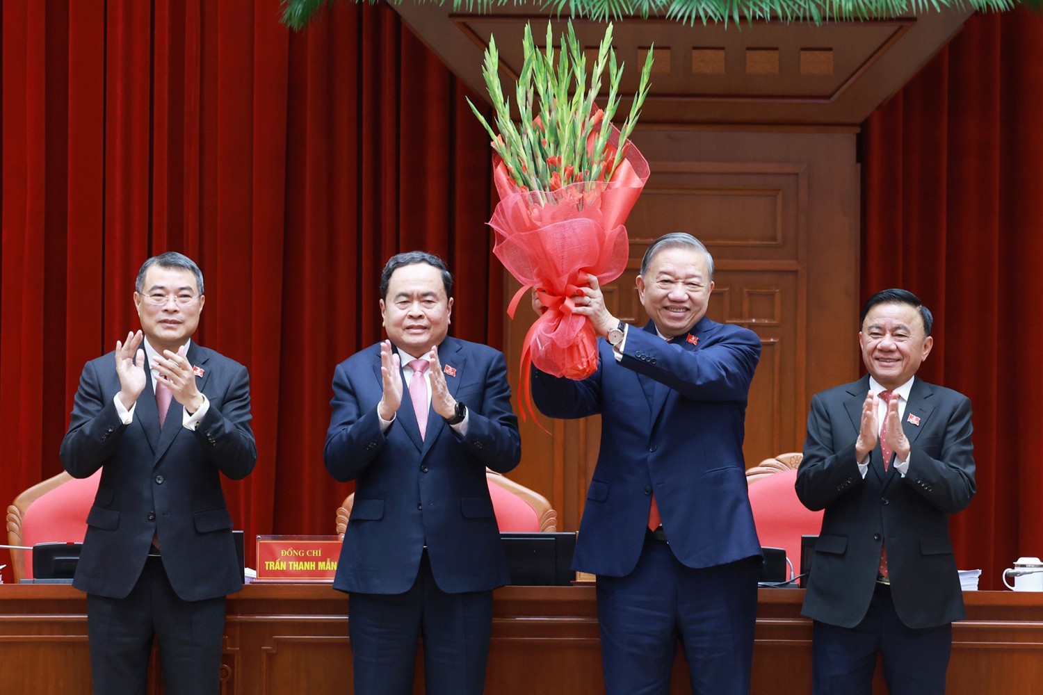 Ban Chấp hành Trung ương Đảng khoá XIV đã thống nhất tuyệt đối bầu đồng chí Tô Lâm, Tổng Bí thư Ban Chấp hành Trung ương Đảng khoá XIII tiếp tục giữ chức Tổng Bí thư Ban Chấp hành Trung ương Đảng khoá XIV.