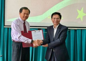 Ts. Lò Giàng Páo (bên phải) - Phó Chủ tịch kiêm Tổng Thư ký Trung ương Hội Hỗ trợ phát triển kinh tế miền núi, trao Quyết định thành lập chi hội