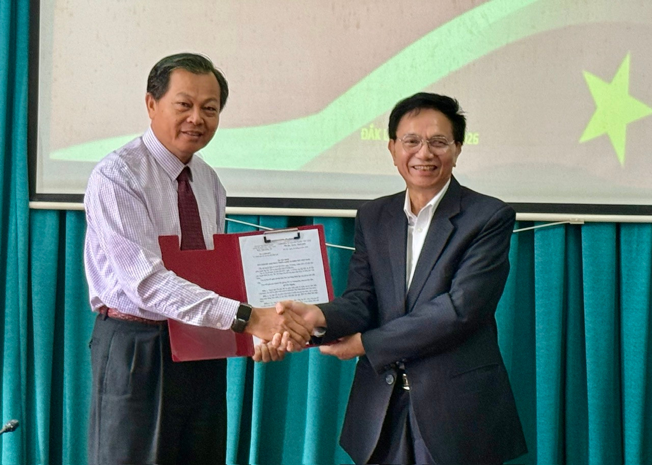 Ts. Lò Giàng Páo (bên phải) - Phó Chủ tịch kiêm Tổng Thư ký Trung ương Hội Hỗ trợ phát triển kinh tế miền núi, trao Quyết định thành lập chi hội