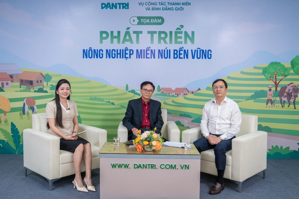 Tiến sĩ Lò Giàng Páo, Chủ tịch Hội Hỗ trợ phát triển kinh tế miền núi Việt Nam và Tiến sĩ Trần Đăng Khởi, Phó Trưởng khoa phụ trách Khoa Quản trị và Chính sách, Học viện Dân tộc và Tôn giáo tham dự tọa đàm (Ảnh: Thành Đông).